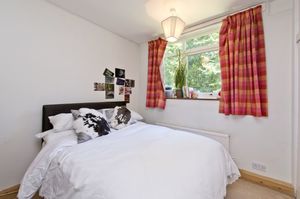 SW4 - Crescent Court- click for photo gallery